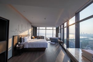 Premier Room | Down comforters, free minibar, in-room safe, desk