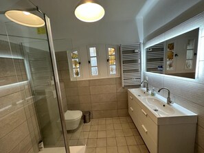 Douche, sèche-cheveux, savon
