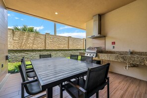 Outdoor dining - 7561- Modern Home By Disneys Entrance (Kissimmee)
