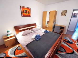 3 camere, una scrivania, ferro/asse da stiro, culla da viaggio