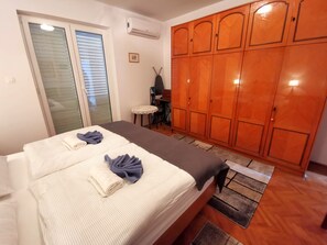 3 bedrooms, desk, iron/ironing board, travel cot - Apartment with balcony Nike - 3 bedroom apartment with sea view (Dubrovnik)