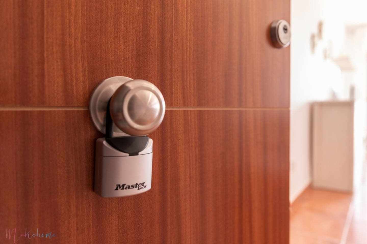 Een meesterslot op een houten deur.