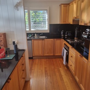 Fridge, microwave, oven, stovetop - Luxurious Hamptons-Style Waterfront Cottage on Hawkesbury River in Brooklyn  (Brooklyn)