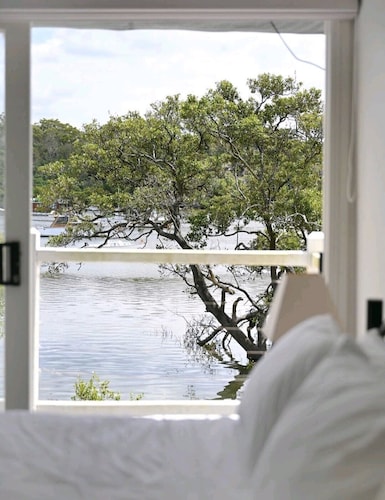 Luxurious Hamptons-Style Waterfront Cottage on Hawkesbury River in Brooklyn 