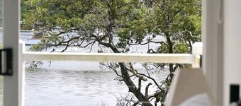 Luxurious Hamptons-Style Waterfront Cottage on Hawkesbury River in Brooklyn 