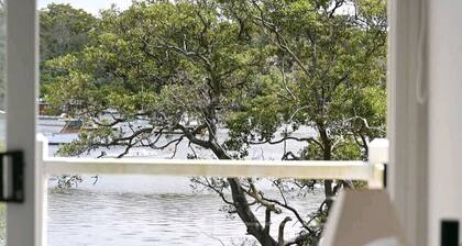 Luxurious Hamptons-Style Waterfront Cottage on Hawkesbury River in Brooklyn