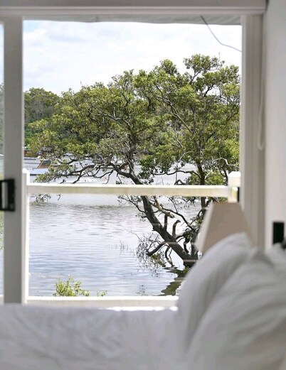 Luxurious Hamptons-Style Waterfront Cottage on Hawkesbury River in Brooklyn