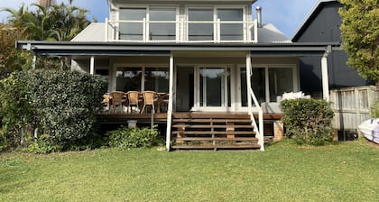 Luxurious Hamptons-Style Waterfront Cottage on Hawkesbury River in Brooklyn