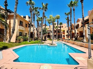 Una piscina al aire libre