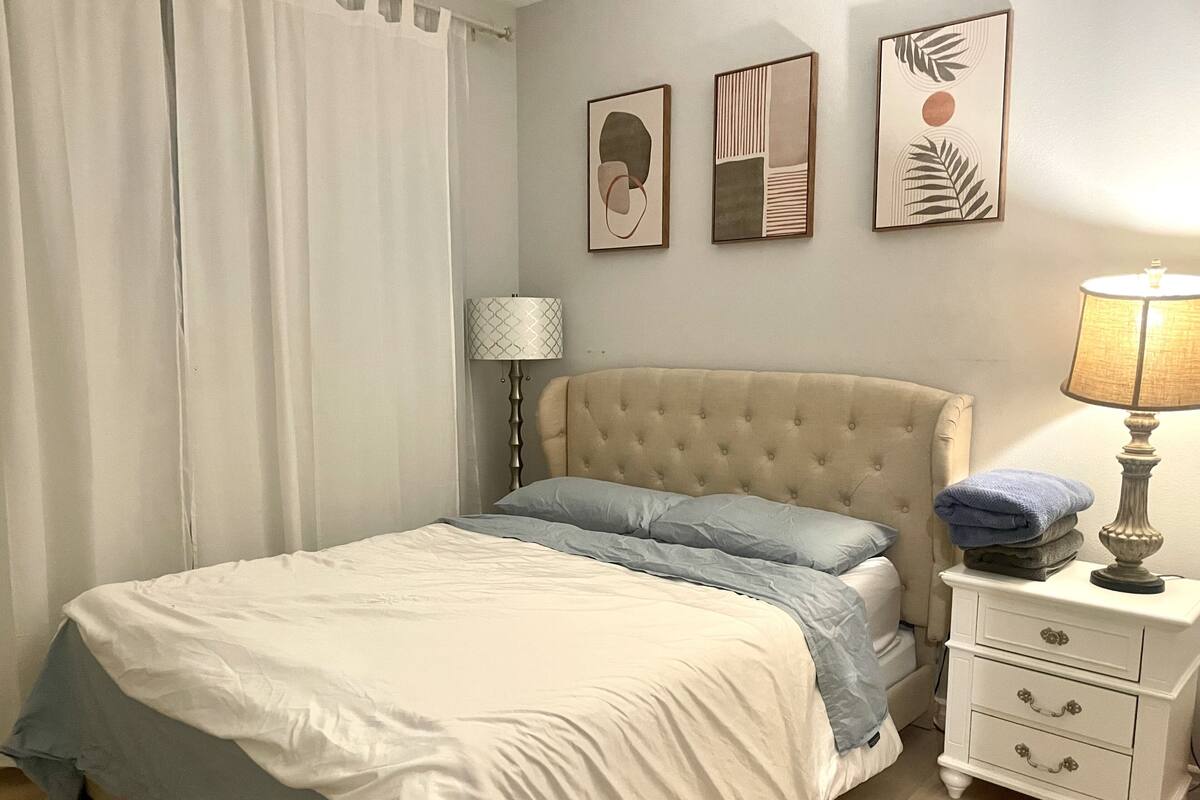3 bedrooms, minibar (free items), iron/ironing board, WiFi (free)