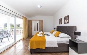 8 chambres, fer et planche à repasser, Wi-Fi, draps fournis