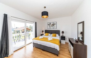 8 habitaciones, insonorización, tabla de planchar con plancha y wifi 