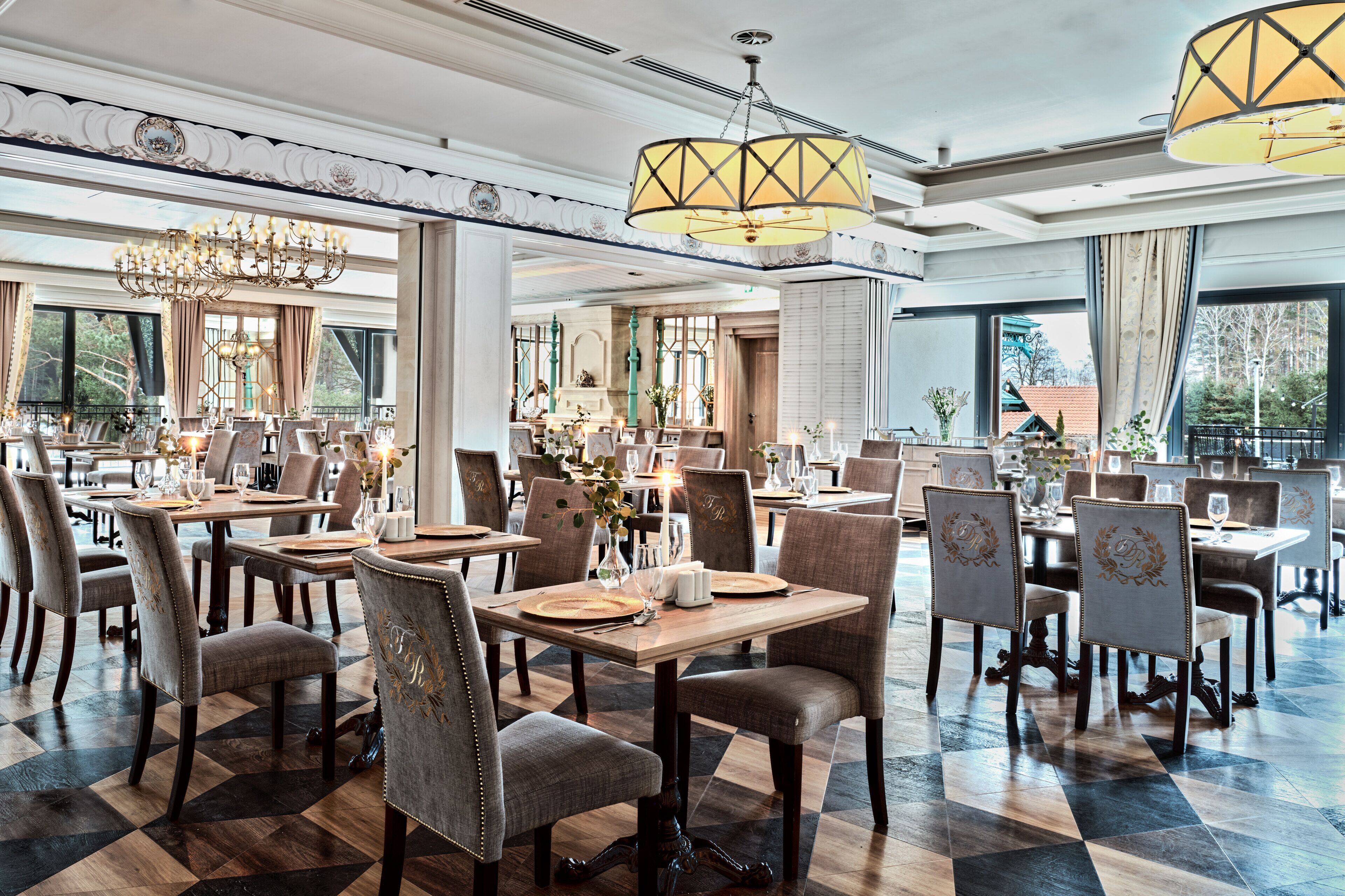 2 restaurants, spécialités Cuisine locale et internationale