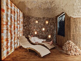 Couples treatment rooms, sauna, hot tub, steam room, body treatments