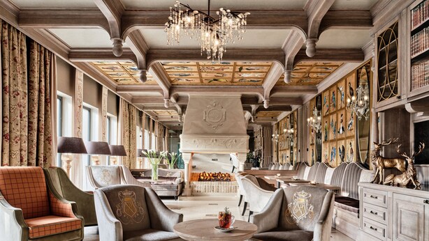 Een luxe interieur met stijlvol meubilair, een kroonluchter en een open haard.