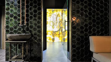 Couples treatment room(s), sauna, hot tub, steam room, body treatments