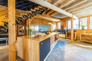 Kjøleskap, mikrobølgeovn, ovn og oppvaskmaskin