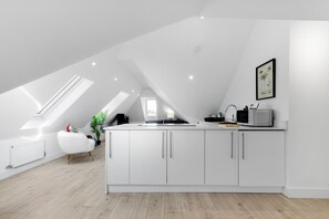 Apartment | Private kitchen | Fridge, oven, dishwasher - Ewell Modern Design 2 Bedroom Apartment (Surbiton)