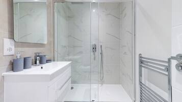 Apartment | Bathroom | Shower, rainfall showerhead, hair dryer, towels