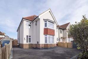 Exterior - Ewell Modern Design 2 Bedroom Apartment (Surbiton)