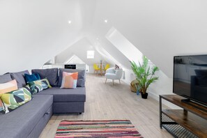 Apartamento | Área de estar | Smart TV 42 polegadas com canais via satélite, TV, Netflix