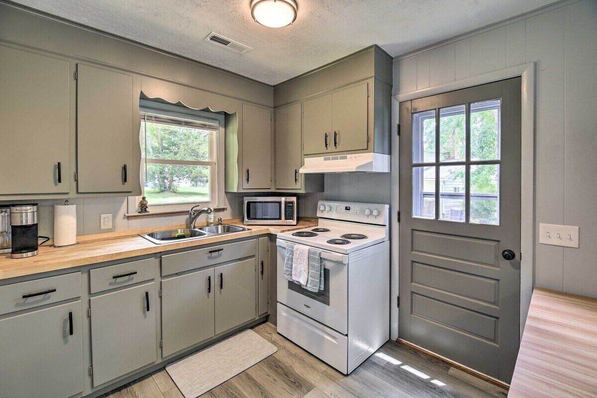 Escape to this charming home in the Dehaven Park area of Claytor Lake