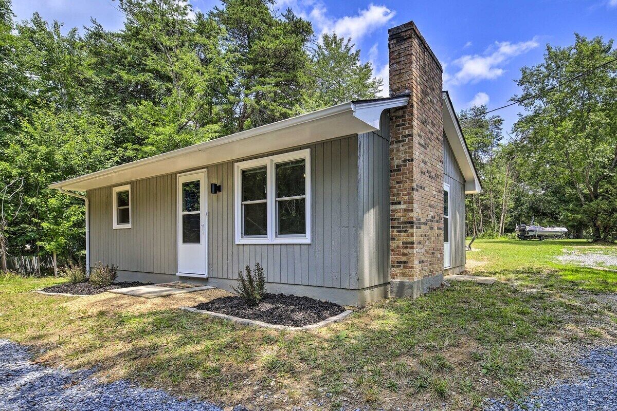 Escape to this charming home in the Dehaven Park area of Claytor Lake