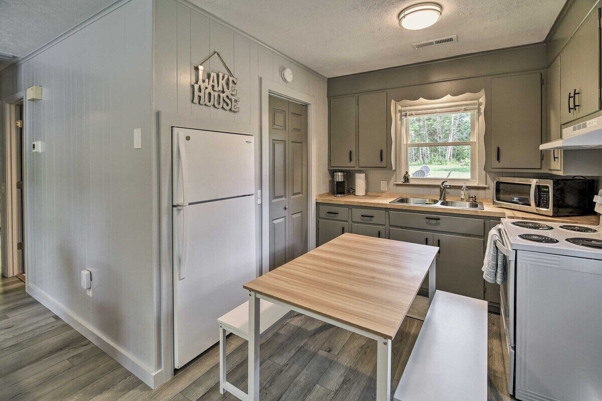 Escape to this charming home in the Dehaven Park area of Claytor Lake