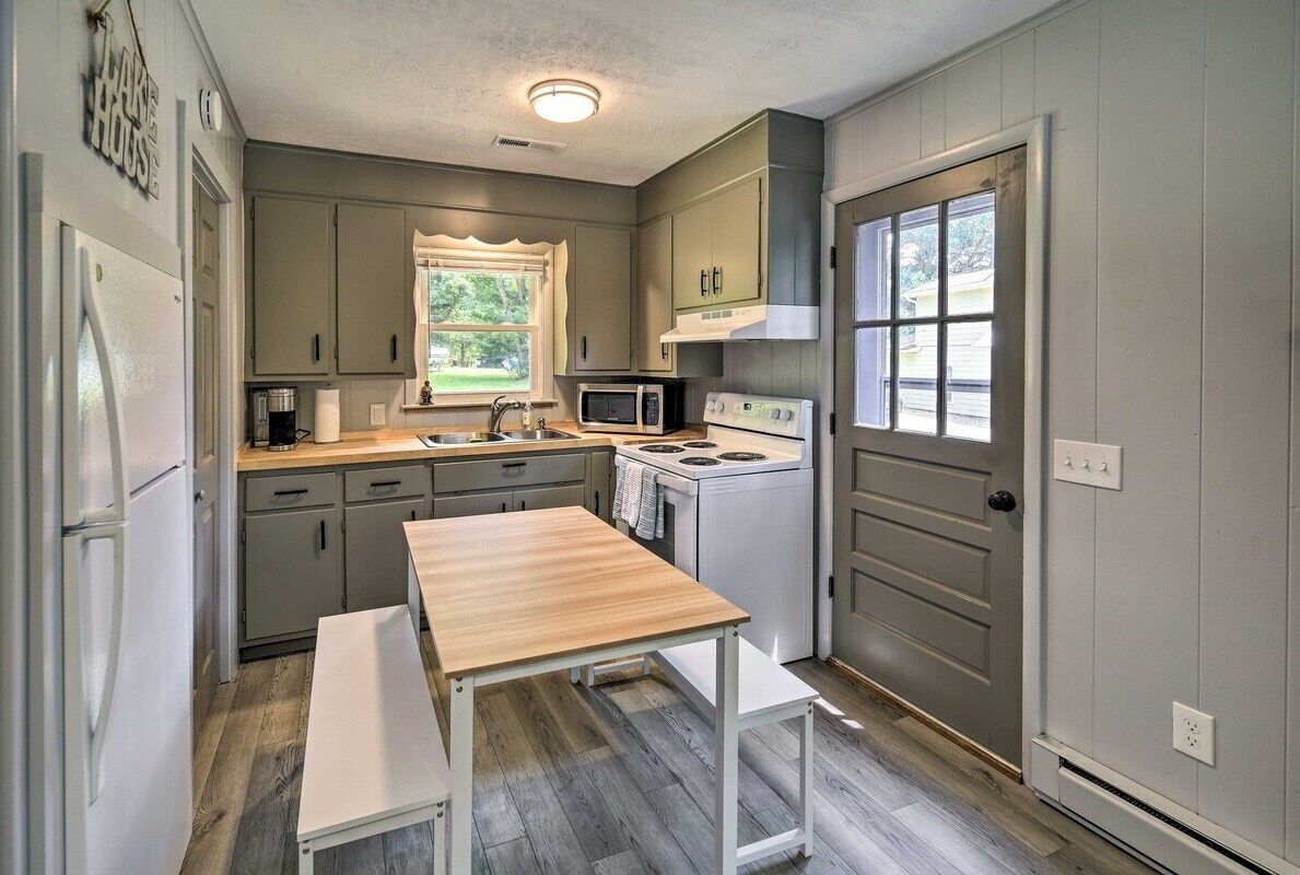 Escape to this charming home in the Dehaven Park area of Claytor Lake