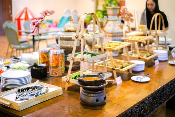 Daily buffet breakfast (IDR 80000 per person)