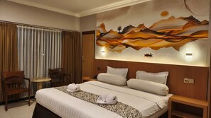 Minibar, desk, laptop workspace, free WiFi - Votel Manyar Resort Banyuwangi (Banyuwangi)
