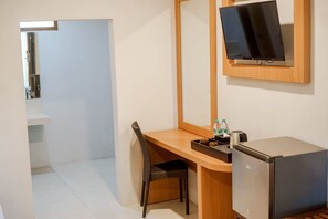 Minibar, desk, laptop workspace, free WiFi - Votel Manyar Resort Banyuwangi (Banyuwangi)