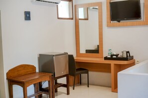 Minibar, desk, laptop workspace, free WiFi