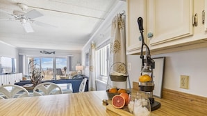 Una cocina con encimera de madera, ventilador de techo y vistas a la ciudad.