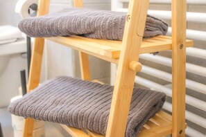 Ein Holzboden mit gefalteten Handtüchern.