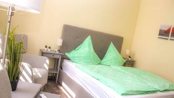 2 bedrooms, desk, iron/ironing board, travel crib