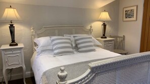 3 bedrooms, iron/ironing board, travel crib, free WiFi - Folly Farm Cottage, Cosy, Secluded Near to St Ives (St Ives)