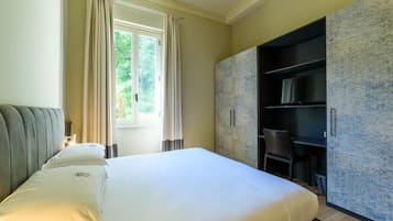 Quarto com cama, escrivaninha e guarda-roupa.