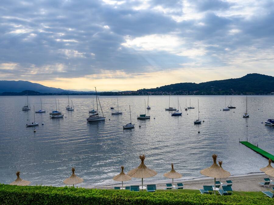 Deluxe-Doppel- oder -Zweibettzimmer, 1 Schlafzimmer, Seeblick, Seeseite | Hochwertige Bettwaren, Minibar, Zimmersafe, Schreibtisch