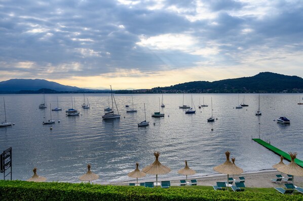 Deluxe Double or Twin Room, 1 Bedroom, Lake View, Lakeside | Premium bedding, minibar, in-room safe, desk - Hotel Villa Paradiso (Meina)