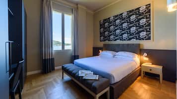 Camera Deluxe con letto matrimoniale o 2 letti singoli, 1 camera da letto, vista lago, lato lago | Biancheria da letto di alta qualità, minibar, una cassaforte in camera