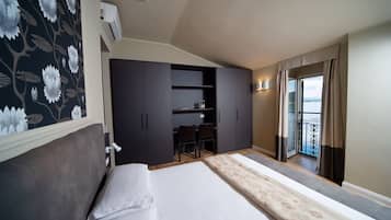 Camera Deluxe con letto matrimoniale o 2 letti singoli, 1 camera da letto, vista lago, lato lago | Biancheria da letto di alta qualità, minibar, una cassaforte in camera