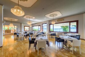 朝食 (ビュッフェ)、毎日提供 (無 料)