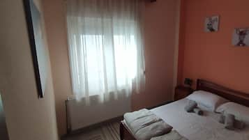 1 slaapkamer, geluiddichte muren, een strijkplank/strijkijzer, wifi