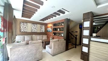 32-inch LED TV with cable channels, TV