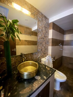 Shower, rainfall showerhead, free toiletries, hair dryer