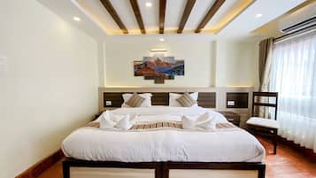 Minibar, decoración personalizada, muebles diferentes y escritorio