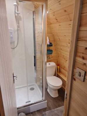 Een douche, handdoeken, zeep, shampoo