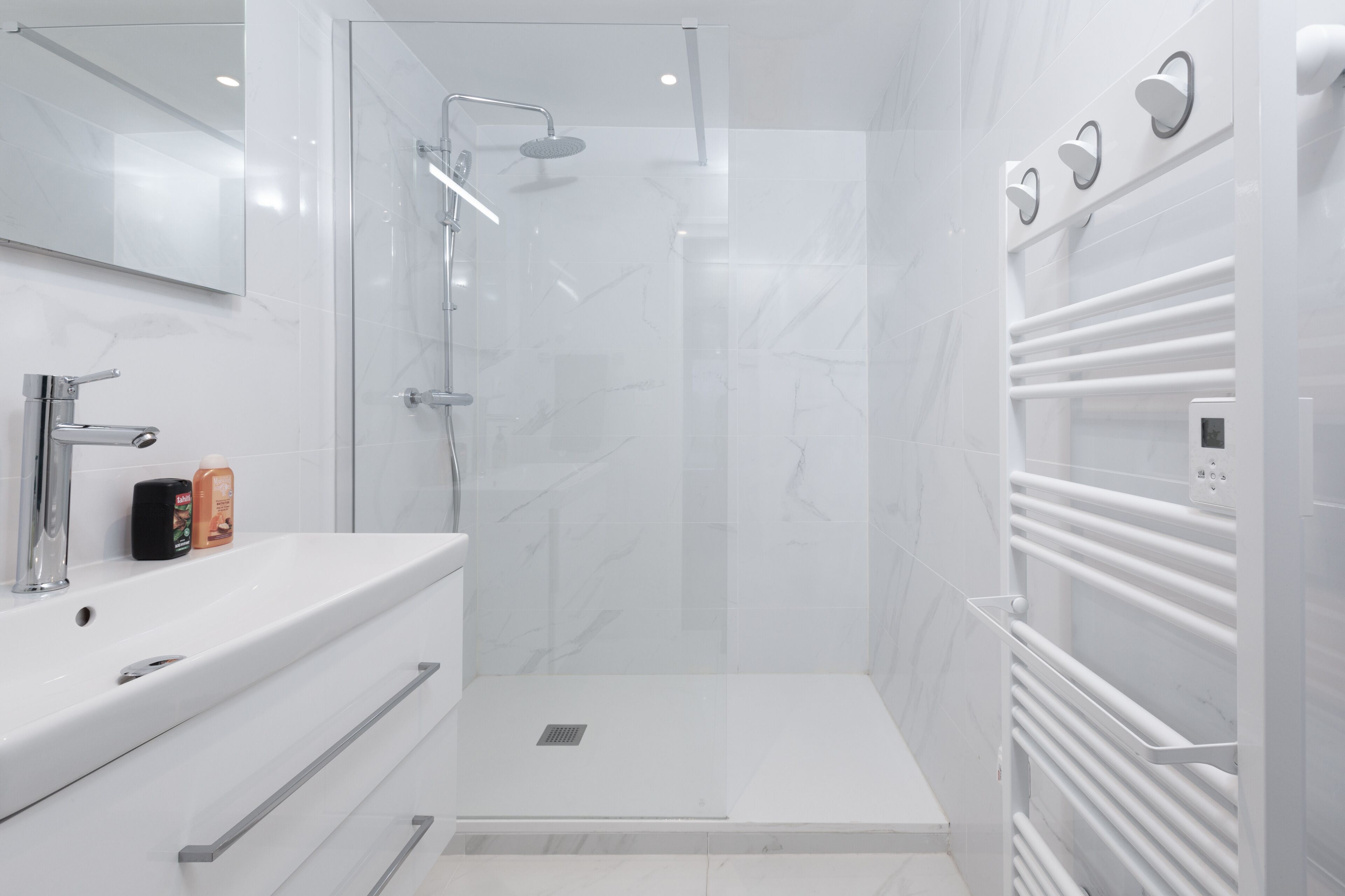 Douche, sèche-cheveux, serviettes fournies