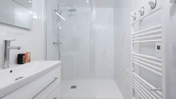 Douche, sĂšche-cheveux, serviettes fournies